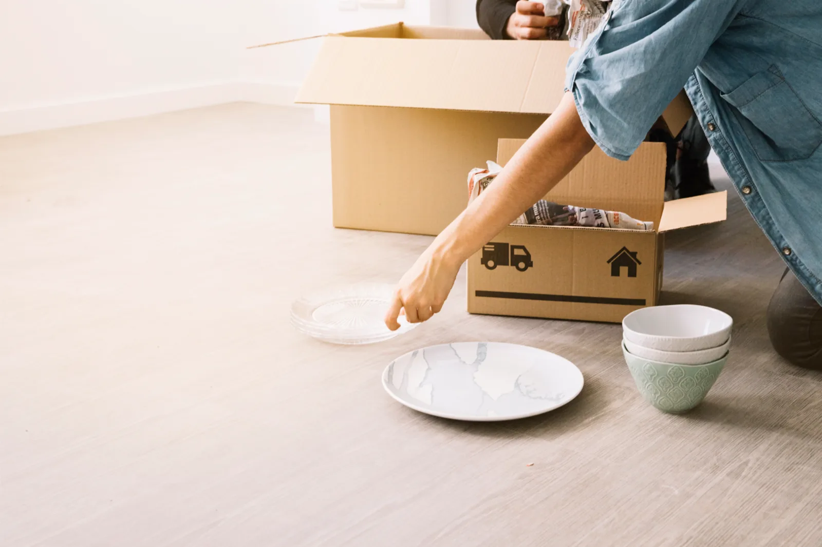 Pack Plates Safely for Moving